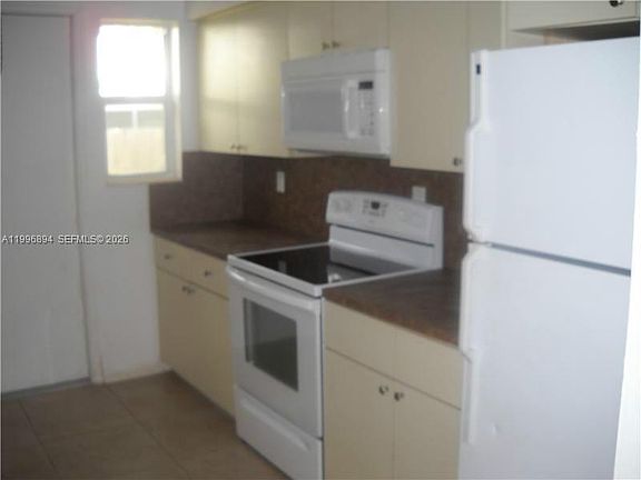 4th image of 1040 92nd St APT 3
