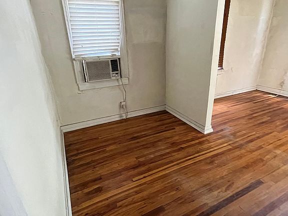 3rd image of 2137 Oak St APT 09