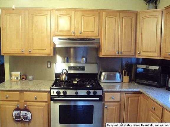 3rd image of 153 Dixon Ave