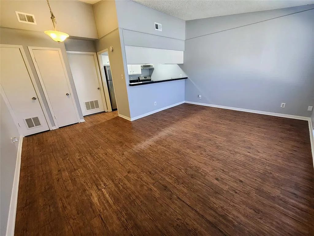 Building Photo - 608 W 51st St #101