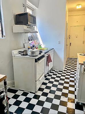 3rd image of 258 E 112th St APT 2C