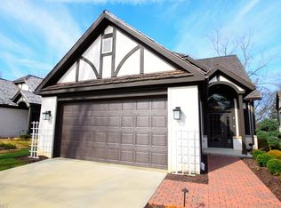 8 Wren Ct, Rocky River, OH 44116