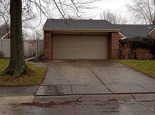 4268 Mockernut Ct, Columbus, IN 47201