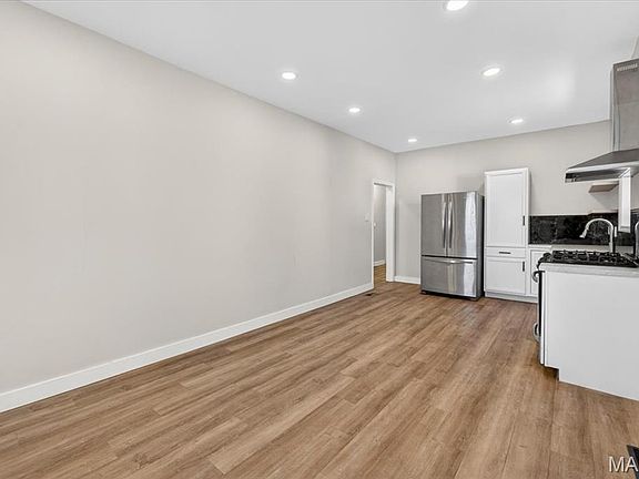 5th image of 1651 Poplar St