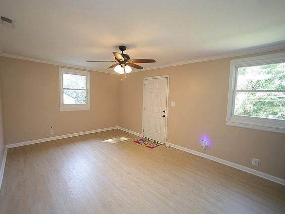 5th image of 212 Red Oak Ave