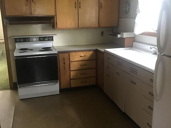 4th image of 34 Lawn Park Ave