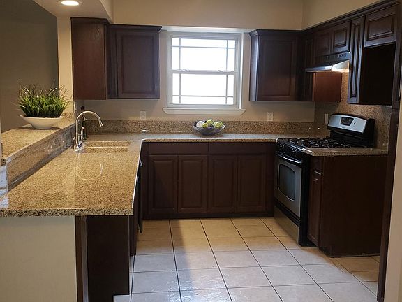 5th image of 1111 Crescent Dr