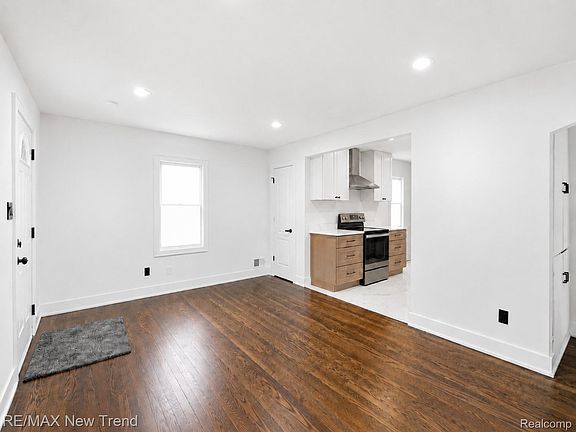 5th image of 1512 E Maxlow Ave