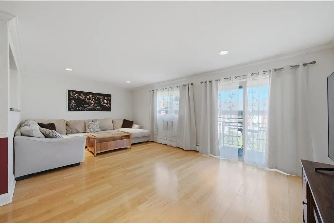2 bed, 969 sqft, $1,700 — Photo 2