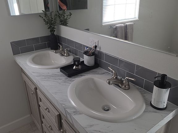 2nd image of 5211 SW 34th St