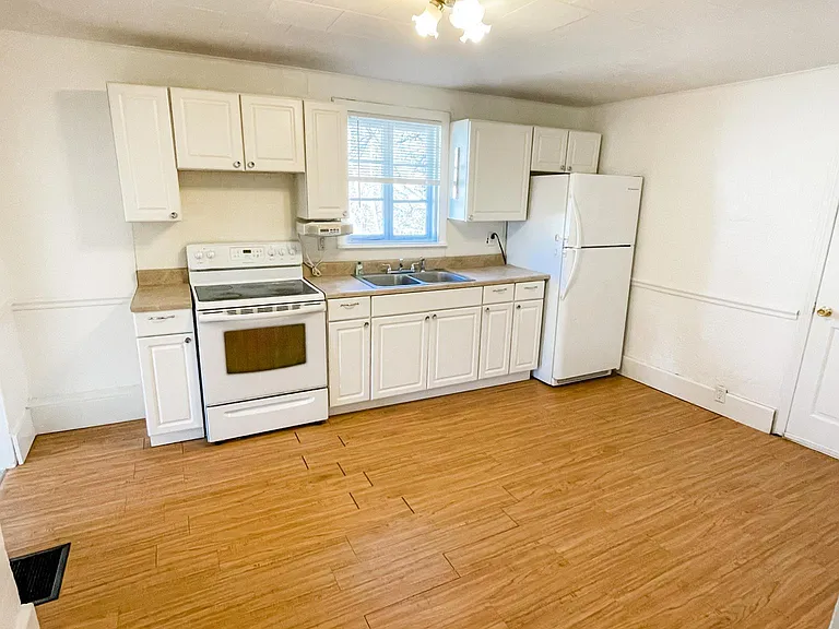 1025 Prickett Ave — Photo 3