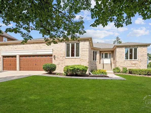 1050 Cherrywood Ln, West Chicago, IL 60185