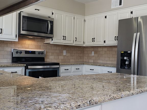 4th image of 207 NW Redwood Ct