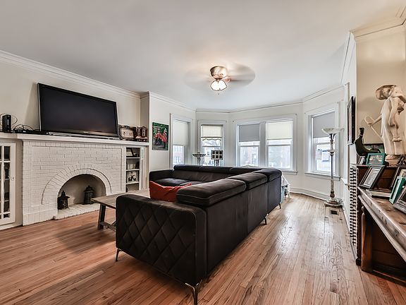 2nd image of 2047 W Farragut Ave #1