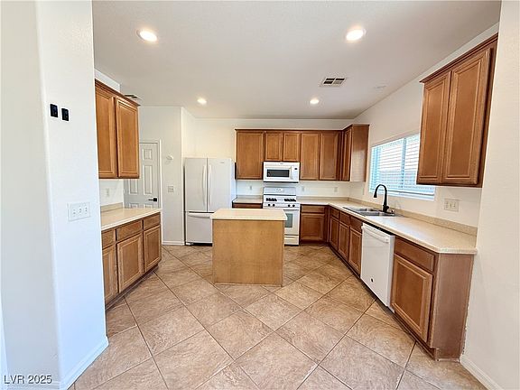 5th image of 584 Doletto St