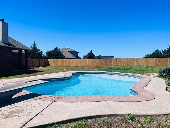 3rd image of 1001 Baybrook Dr