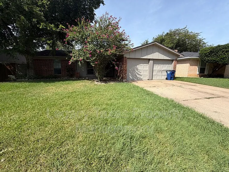 513 Willow Cir W — Photo 1