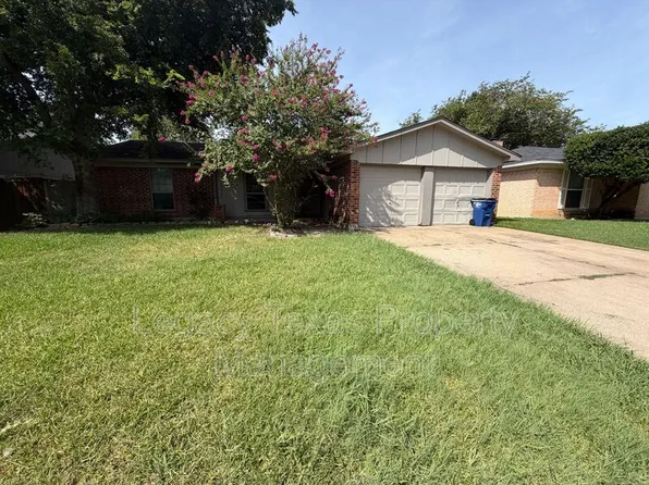 513 Willow Cir W, Burleson, TX 76028