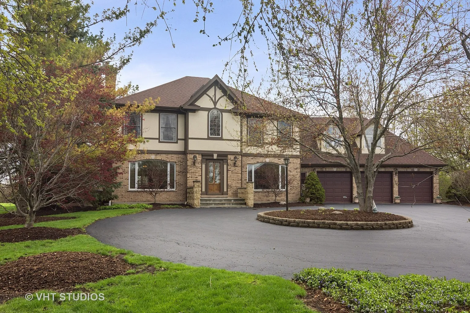 2 Chantilly Ln photo 1