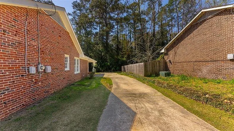 4924 Roxbury Dr — Photo 3