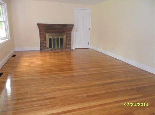 2nd image of 121 Fellsmere St