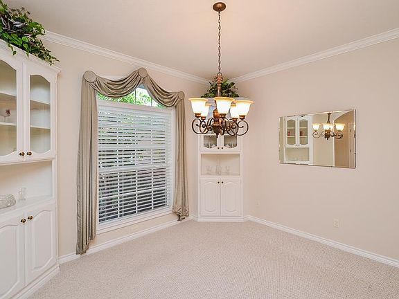 5th image of 302 Tanglewood Dr