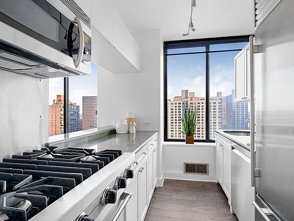 3rd image of 300 E 93rd St #27DE
