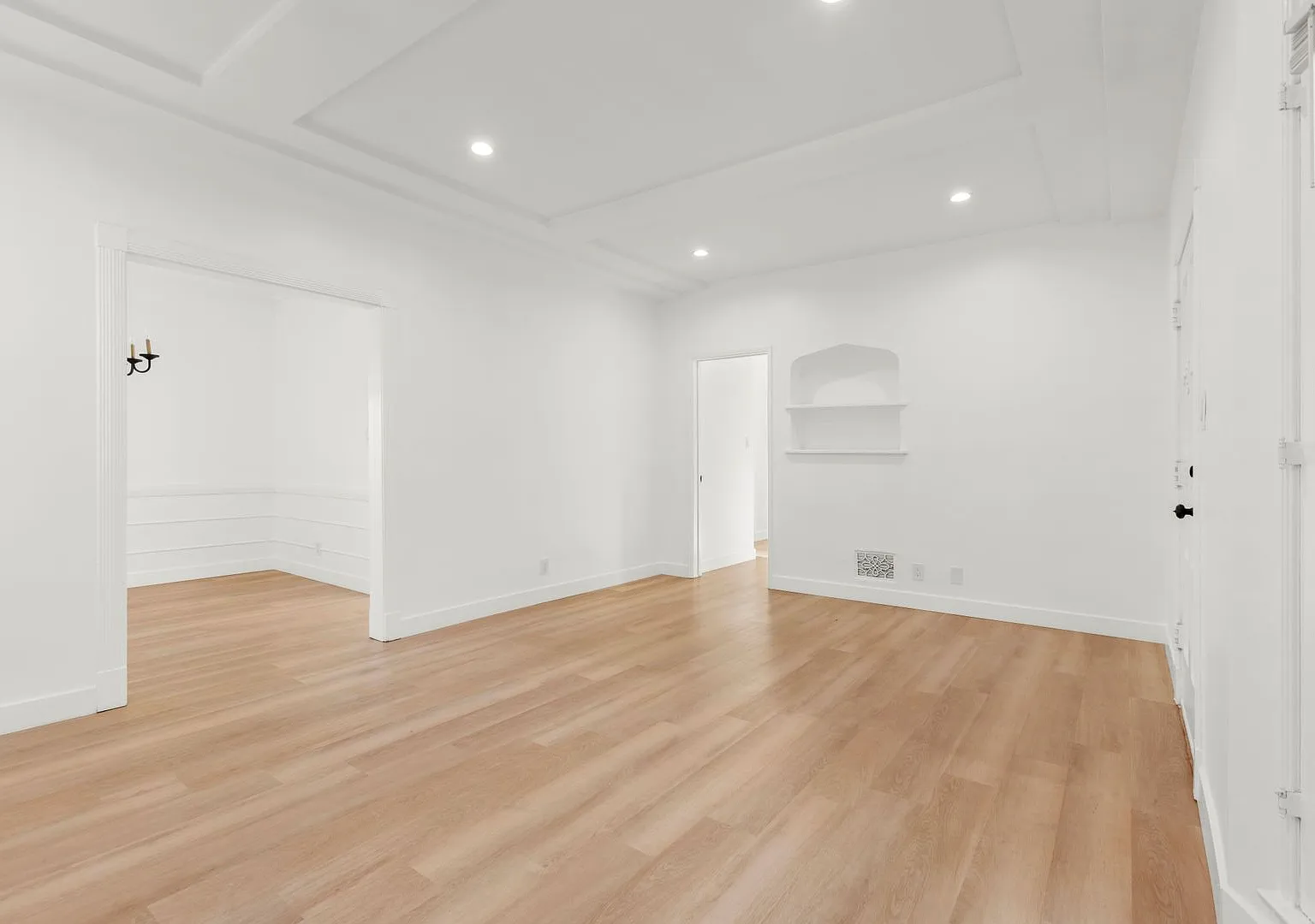 (El/Eu/Yo:B) 141-143 S. Crescent Drive — Photo 2