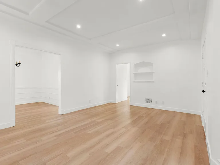 (El/Eu/Yo:B) 141-143 S. Crescent Drive — Photo 2