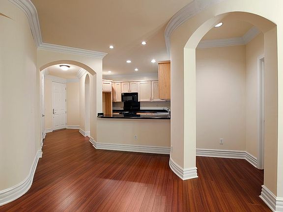 3rd image of 12745 Moorpark St APT 409