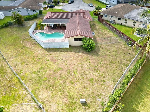 2nd image of 837 W Plantation Circle