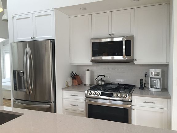 3rd image of 46 Hampton Ln