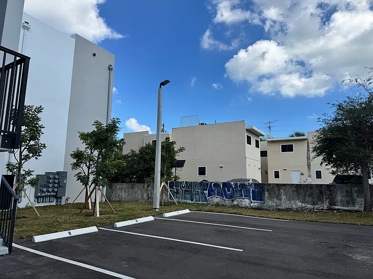 5423 NE Miami Ct #7 — Photo 8