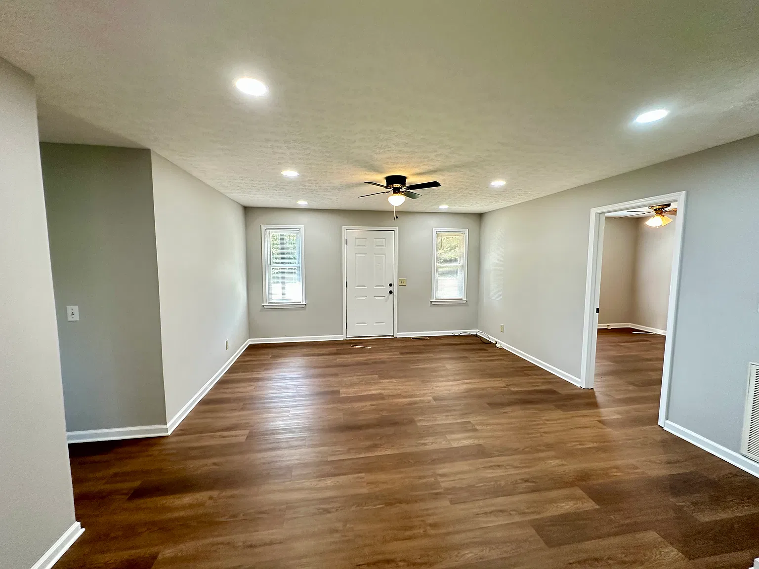 3 bed, 1050 sqft, $1,575 — Photo 2