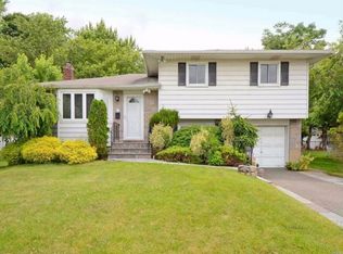 18 Pickwick Dr W, Syosset, NY 11791