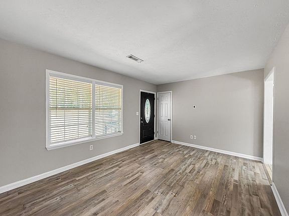 3rd image of 2410 Mimosa Dr