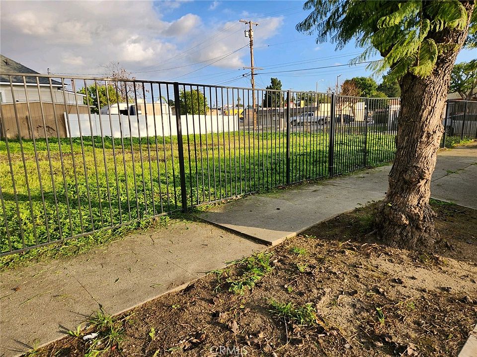 2nd image of 400 E 4th St