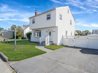 546 Walnut St, Lindenhurst, NY 11757