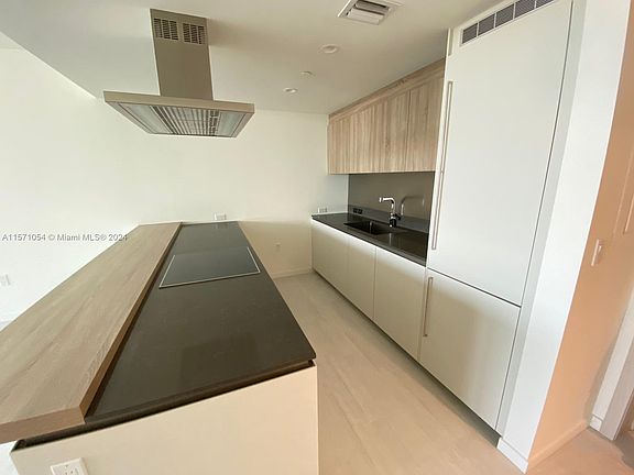 3rd image of 1000 Brickell Plz #3008