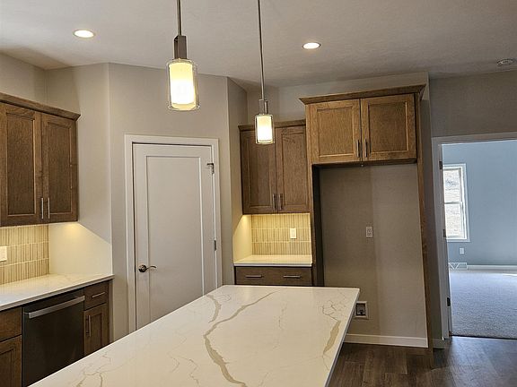 4th image of 3730 Huntington Ave