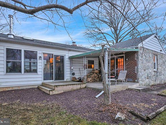 5th image of 329 Dahlia Rd