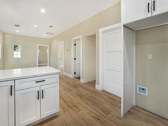 4th image of 10151 Vernon Ave #B