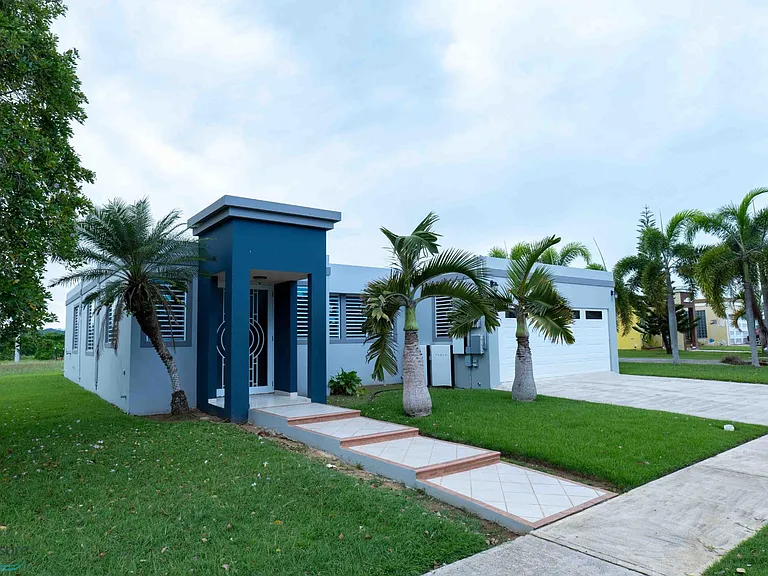 15 Urb Brisas Del Mnr #II — Photo 1