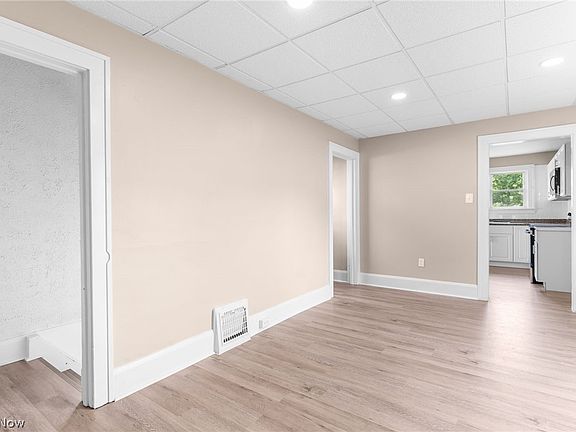 5th image of 761 W Wood St