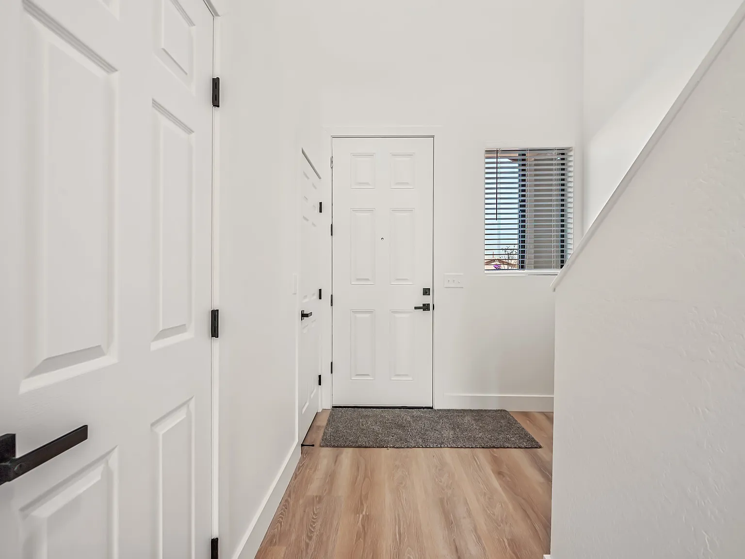 3 Bed + 2.5 Bath Home - All Appliances! Upgrades! — Photo 3