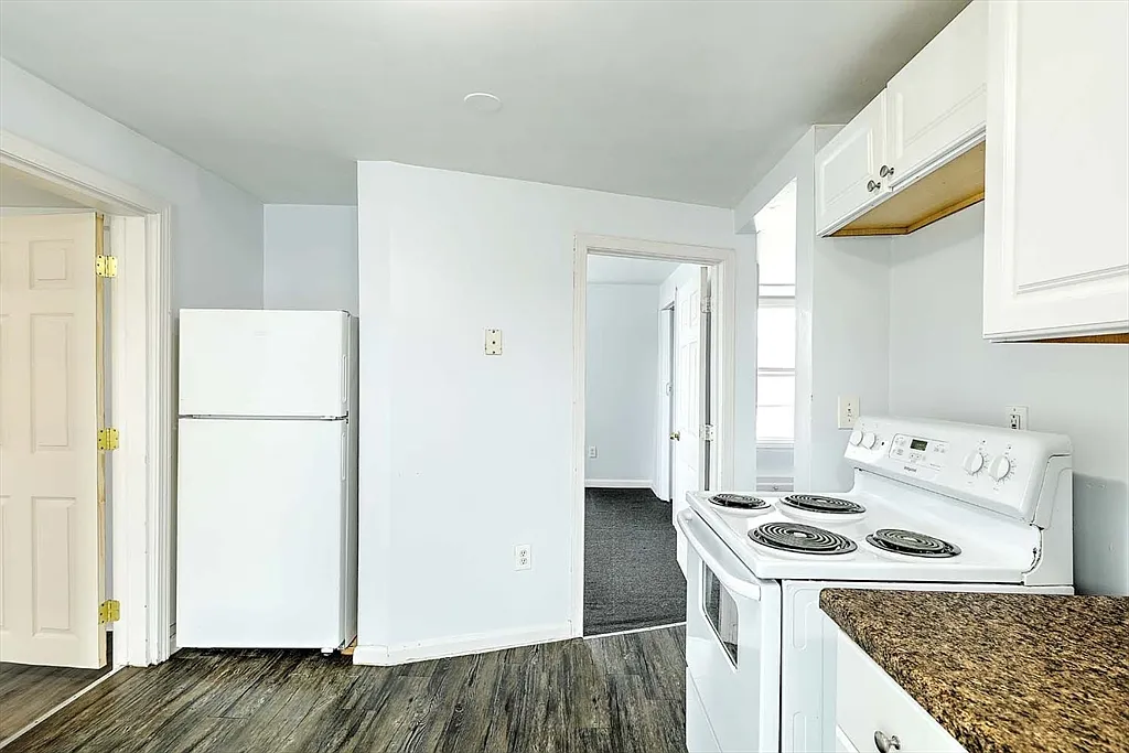 3 bed, 1.5 bath, 900 sqft, $2,295 — Photo 2