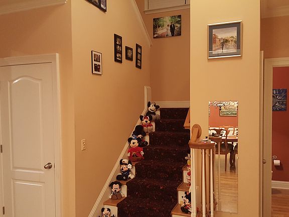 3rd image of 210 Lovorn Cir