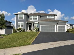 2615 Woods Dr, Victoria, MN 55386