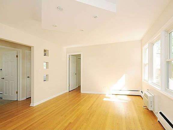 3rd image of 6110 W Peterson Ave #2S