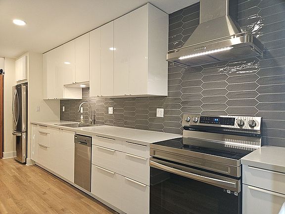 3rd image of 2084 Maplecrest Dr